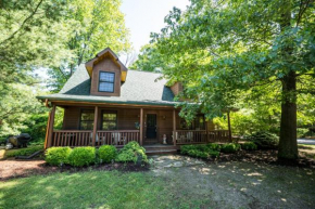 Gecko Getaway - Great cabin getaway - private hot tub - community pool